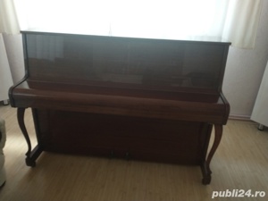 vând pianina 