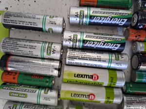 Acumulatori și încărcător. 