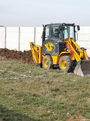 Închiriere buldoexcavator 