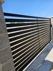 Porti si garduri metalice lamelare si tip jaluzea