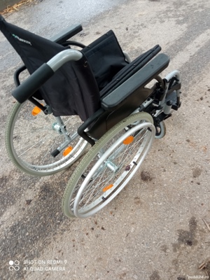 vând cărucior, rolator ajutător mers,scaun special pentru persoane cu invaliditate  - imagine 6