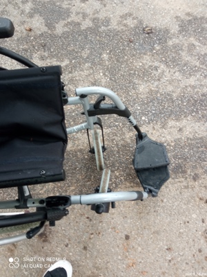vând cărucior, rolator ajutător mers,scaun special pentru persoane cu invaliditate  - imagine 5