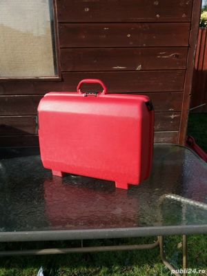 Samsonite Franta: valiza mica rosie de dama, plastic dur ABS, cu cifru