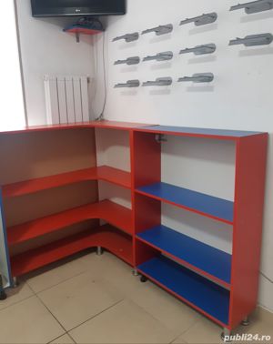 Vând mobilier magazin ,umerașe și suporți perete.