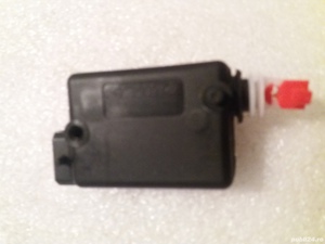Actuator/ Motoras capota portbagaj Logan Sandero Duster 7700712901 .Nou si original Renault  - imagine 2