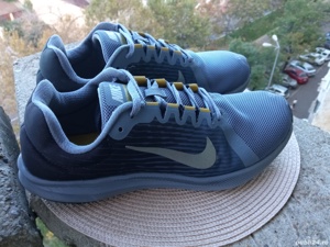 Adidasi Nike Downshifter 8, marimea 42.5, UK 8 (27 cm) made in Vietnam.