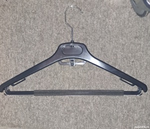 Umerase negre din plastic pentru haine