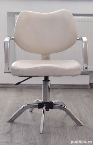 Scaun coafor frizerie alb-crem cu baza inox - imagine 1