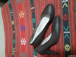 Vand pantofi  maro cu toc