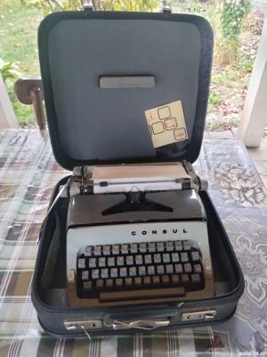 Mașina de scris marca Consul 