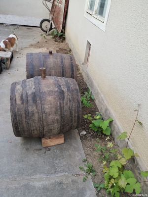 Vând butoaie pentru vin