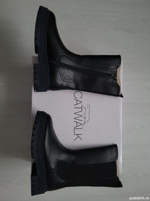 Vand CATWALK Cizme Chelsea Negru cu Bleu, Fermoar, Nr 36, NOU, Cutie 129 Lei. - CATWALK Cizme Chelse