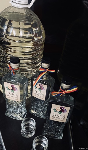 Vând țuică de prune.