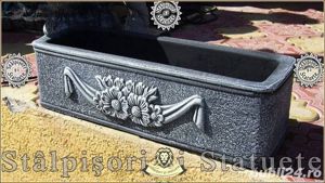 Jardinieră ornament floral, din beton, model J10.