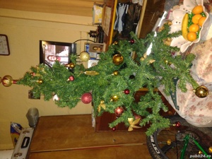 brad de Crăciun cu globuri 