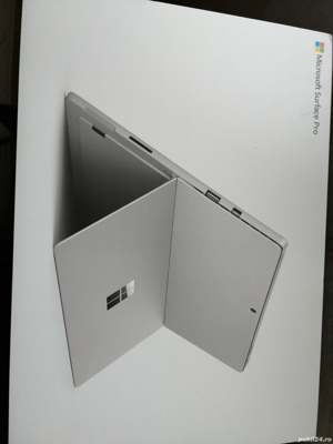 Cutie noua de laptop și cutie căști wirless