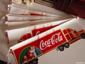 cadou rar Set vintageCamion Coca Cola cu Mos Craciun banner 12 fanioane (nefolosite)