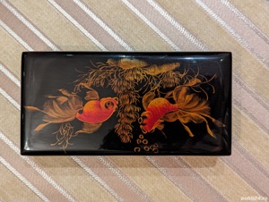 Caseta decorativa lacuita din lemn, neagra cu pesti aurii. 