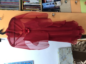 Rochie de matase cu voal si floare rosie, pentru ocazii speciale