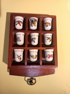 Colecție 9 degetare croitori, porțelan pictate și dulap de lemn