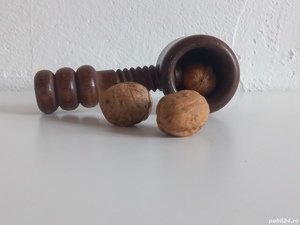 Spargator de nuci, alune, scandinav, din lemn lucrat manual