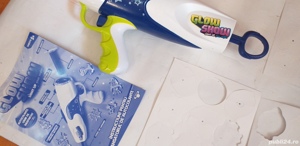 Pistol jucarie Glow Show cu lanterna, lansator de abțibilde fosforescente - imagine 5