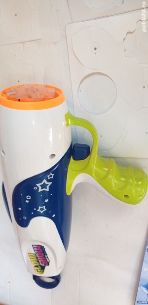 Pistol jucarie Glow Show cu lanterna, lansator de abțibilde fosforescente - imagine 4