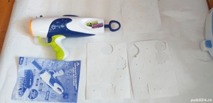 Pistol jucarie Glow Show cu lanterna, lansator de abțibilde fosforescente