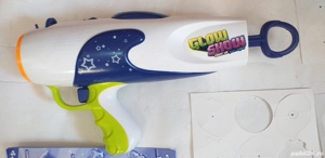 Pistol jucarie Glow Show cu lanterna, lansator de abțibilde fosforescente - imagine 2