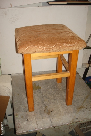 Scaun si taburet din lemn cu sezut tapitat - imagine 10