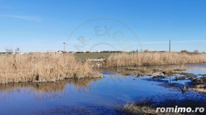 Vila la alb, cu teren de sport si iesire la lac, in Ostratu - imagine 19