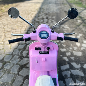 Scuter electric Piaggio Vespa PX150 cu roti moi si scaun tapitat, Pink - imagine 3