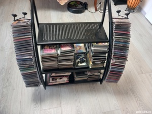 Suport CD în perfecta stare, model deosebit, mare utilitate. CD uri deosebite