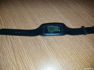 Ceas cu bratara neagra confectionata din silicon