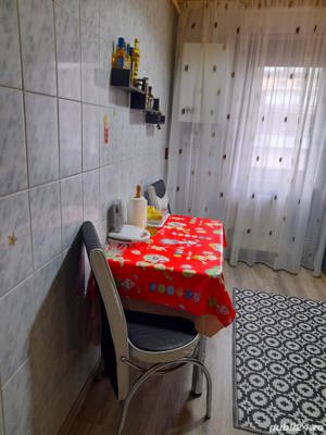    Inchiriez apartament 3 camere Independentei Petrosani ,etaj 1