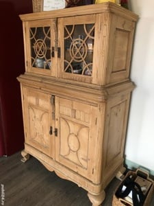 Dulap din lemn, cu vitrina