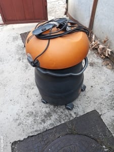 Aspirator lichide si praf Taski Vacumat 22 : cu accesorii incluse  Pret 350 euro