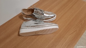 Vând pantofi NOI imitație de piele de culoare argintie pentru damă.