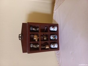 Dulăpior vintage cu miniaturi