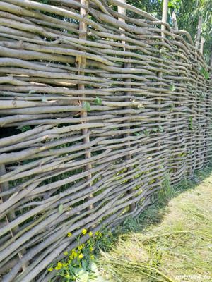 Garduri  Plase împletit din nuiele.