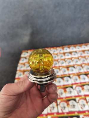 Becuri auto vechi pentru ceață, galbene. (Masini epoca, Dacia 1300) - imagine 2