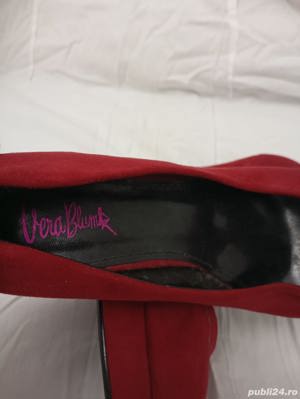 Pantofii scufitei roșii  - imagine 3