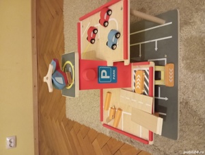 Vând parcare din lemn cu accesorii 