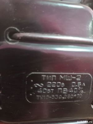 Mașină veche de cusut doar pentru colecționari 