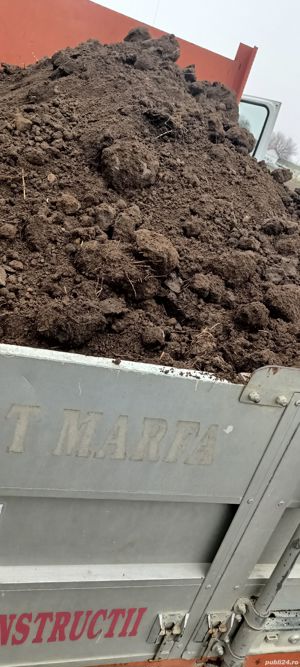 Pământ negru (vegetal), balastru, piatră, nisip, mraniță.