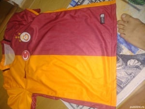 tricouri diferite modele 