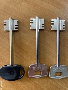 Copiez chei speciale, chei yale, chei auto cu cip si telecomanda, cartele interfon   Deblocari auto 