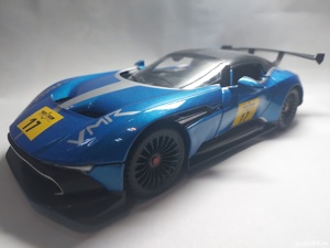 Macheta metal Aston Martin albastru 1.24