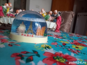 PARIS TURNUL EIFFEL PEISAJ DE IARNA GLOB CU FULGI DE ZAPADA PRIN AGITARE  - imagine 2
