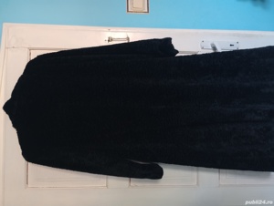 Vând haină lungă de blană artificială, model astrahan, culoare neagră, în stare foarte bună.